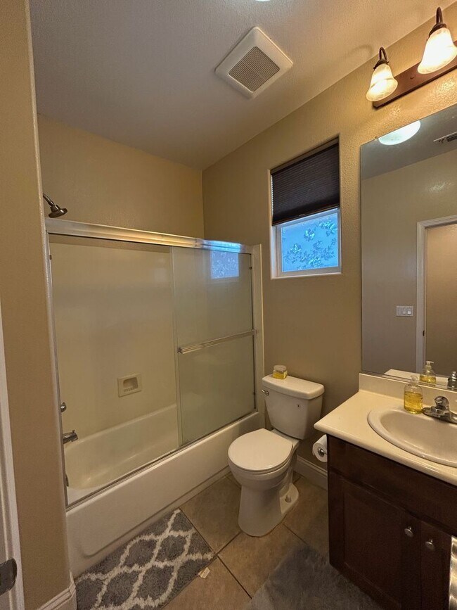 Building Photo - Beautiful & Spacious 4-Bedroom, 3-Bath Hom...