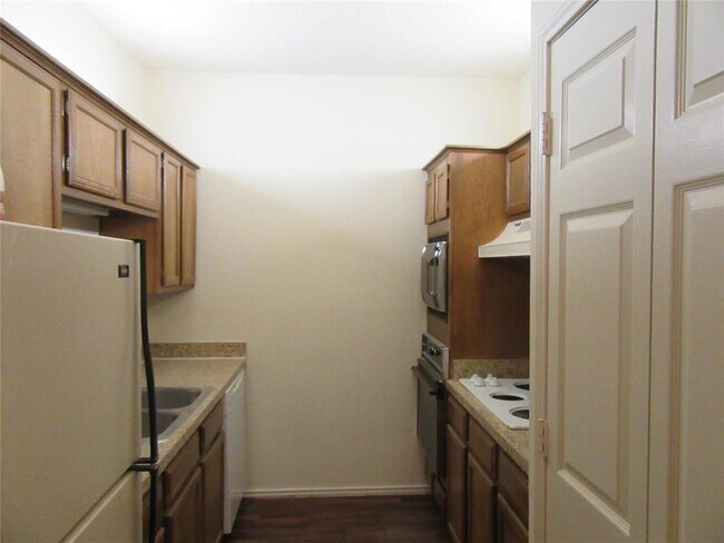 Building Photo - 9254 Forest Ln