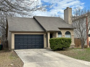 Building Photo - CUTE 3 BEDROOM 2 BATH IN NORTHSIDE ISD