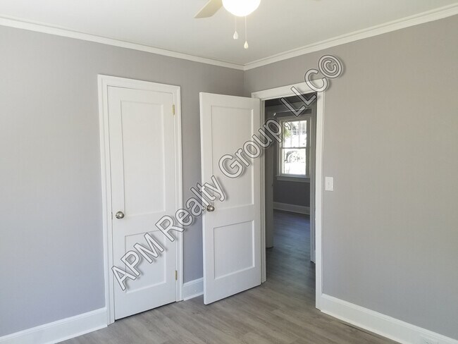 Building Photo - Renovated Three Bedrooms Downtown Columbia