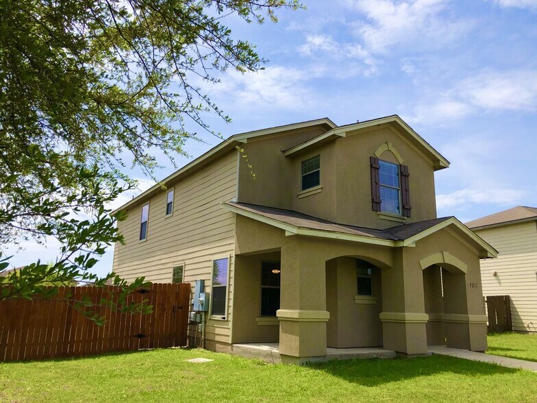 Building Photo - 5211 Viewpoint Dr
