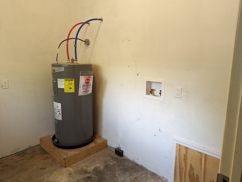 Laundry room with washer and dryer hook ups - 114 McFarlin Rd