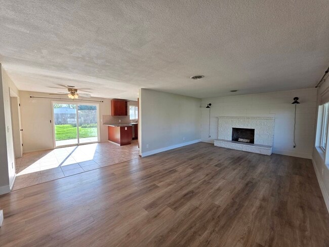 Building Photo - 1601 S Yelm St