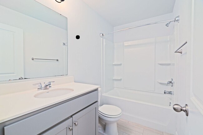 Building Photo - Cozy Living in The Ponds