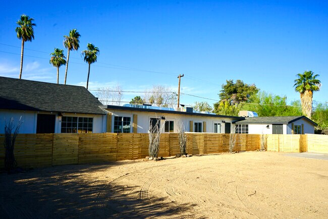 Building Photo - 2 bedroom townhome newly renovated ready f...
