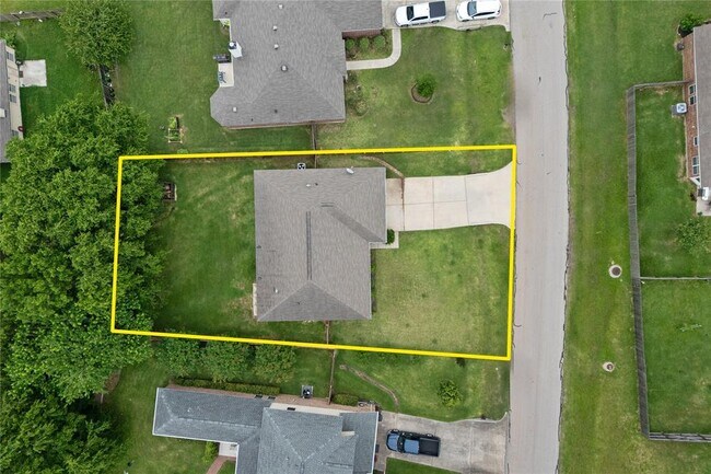 Building Photo - 12502 Hackberry Dr