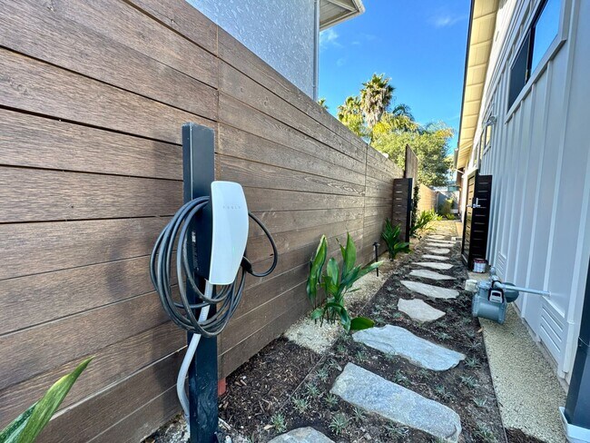 Building Photo - 1910 Raymond Ln