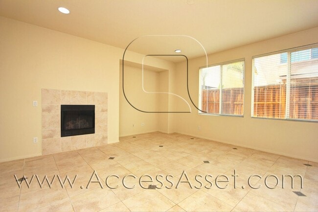 Building Photo - Beautiful 4 Bedroom Home with Fenced Backyard
