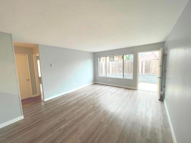 Building Photo - Spacious 2BD/1BA Apartment in Azalea Park ...