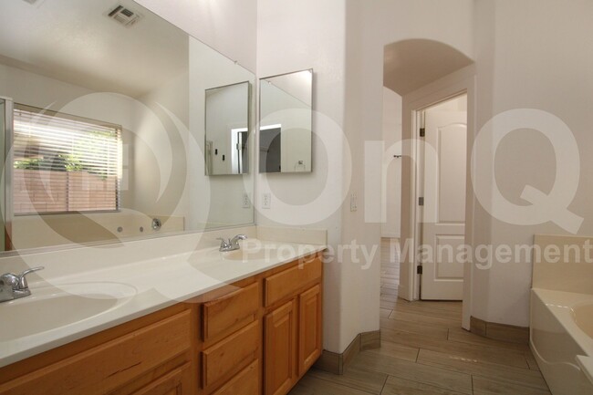 Building Photo - 1673 E Wildhorse Pl
