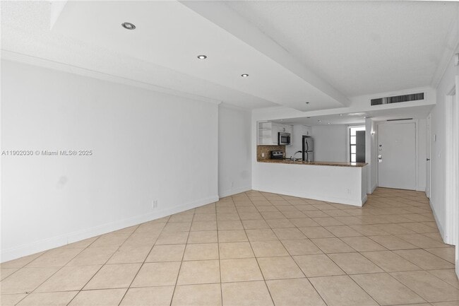 Building Photo - 3475 N Country Club Dr