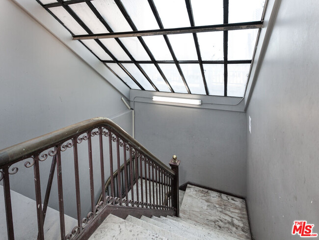 Building Photo - 215 W 7th St