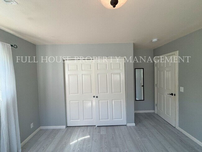 Building Photo - 3 Bed, 2.5 Bath + Bonus room/possible 4th ...