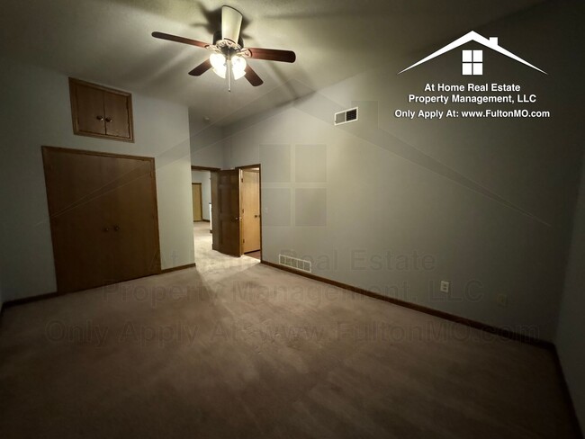 Building Photo - 103 E 10th St