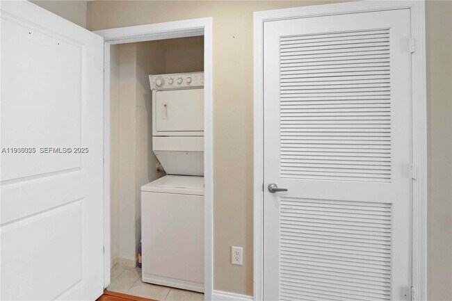 Building Photo - 10 Aragon Ave