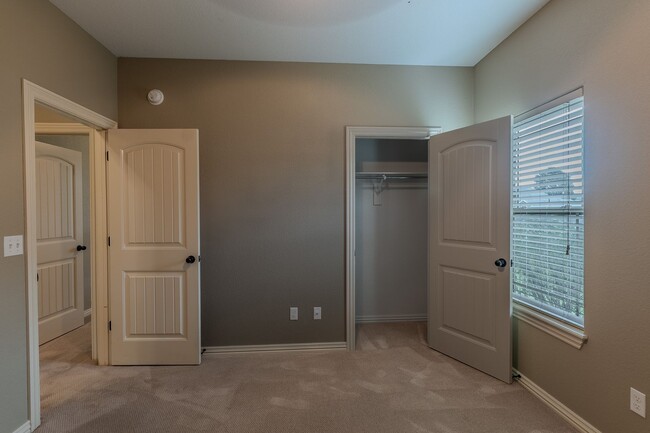 Building Photo - 4 BR Farmington Home!