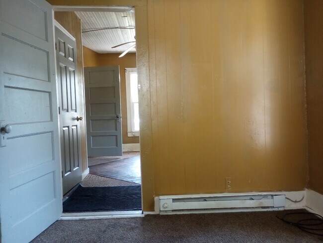 Building Photo - Price Drop! 2 Bedroom 1 Bathroom