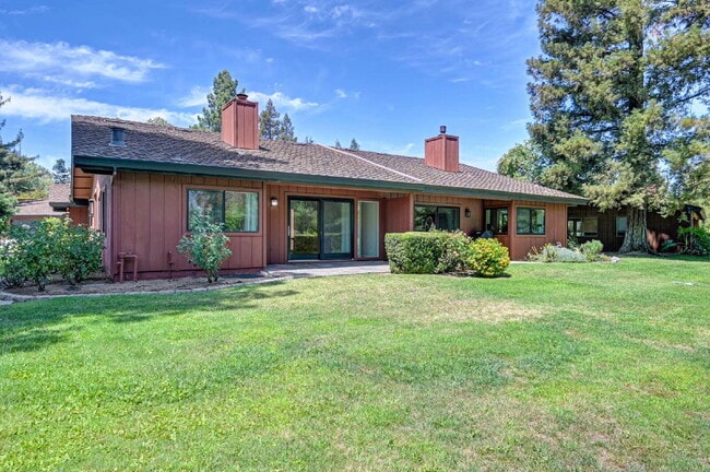 Building Photo - Fabulous condominium home on 6th Fairway of El Macero Country Club.