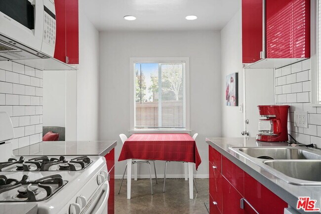 Building Photo - 709 Ocean Park Blvd