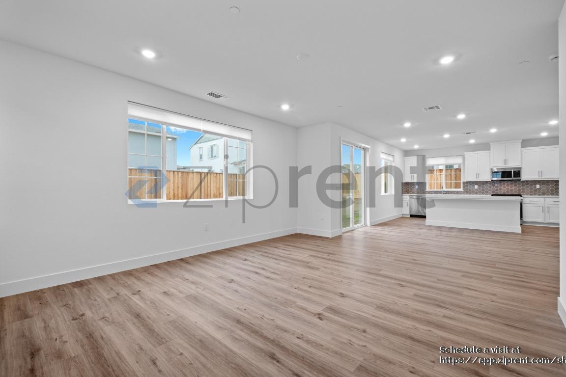 Building Photo - Unit