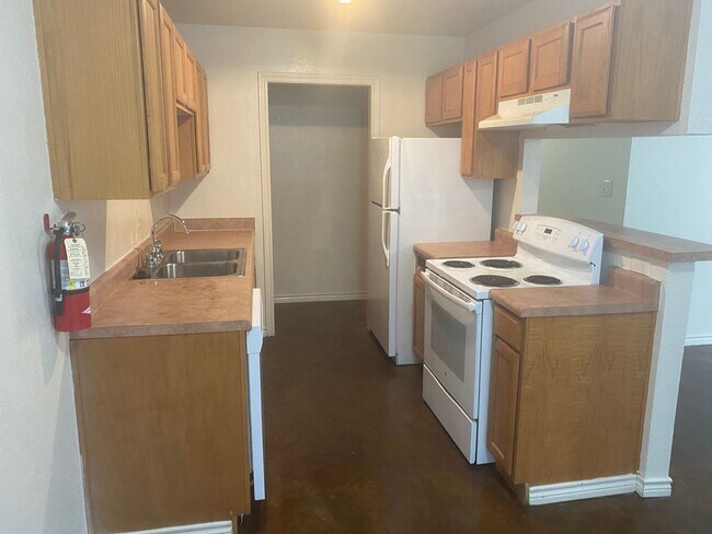 Building Photo - Affordable Elegance: 3 Bedroom Duplex in P...