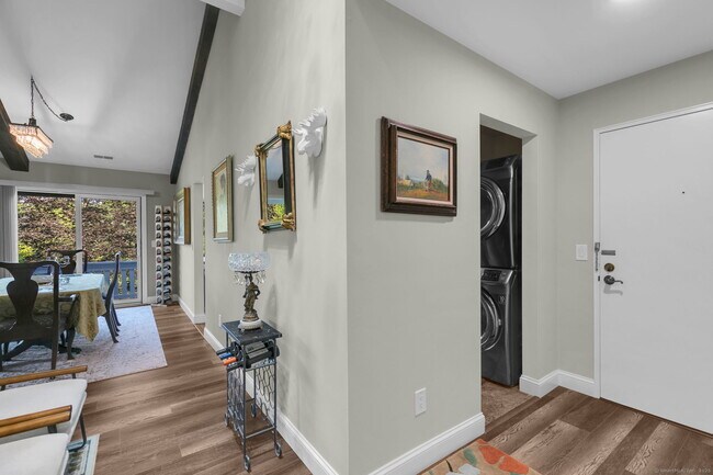 Building Photo - 4 Hills Ln