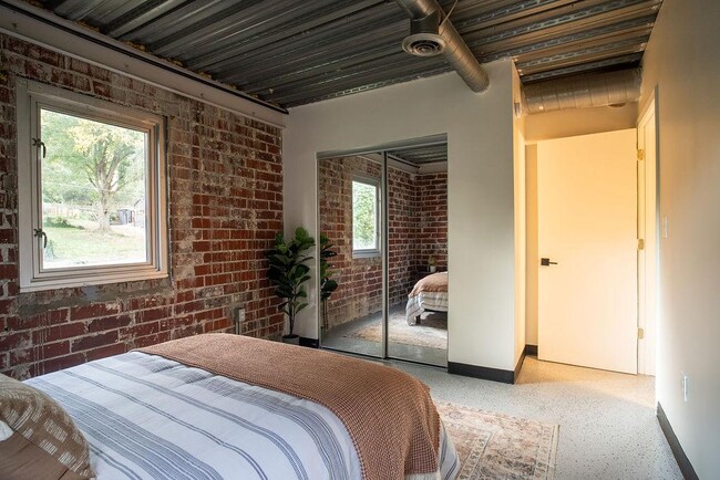 Building Photo - 15 Burbank Dr SW