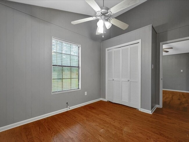 Building Photo - Country Living in Alazan!