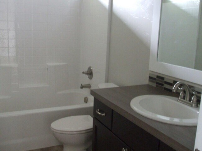 Building Photo - Beautiful  4 bed, 2.5 bath 2 car with extra deep bay and an additional office