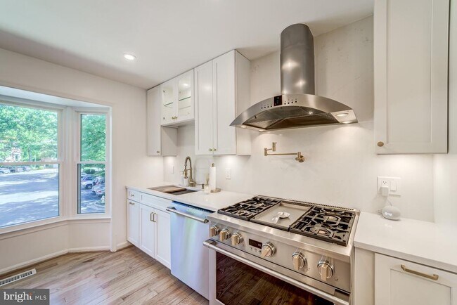 Building Photo - 8 Carriage House Cir