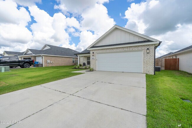 Building Photo - 3800 Redbud Wy