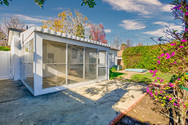 Building Photo - 5726 Lasaine Ave