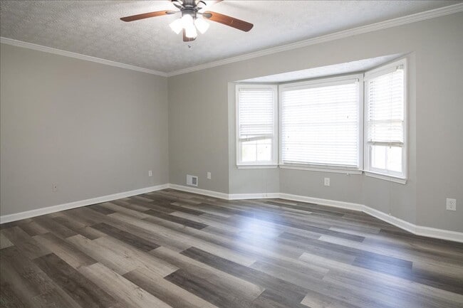 Building Photo - Spacious 3/2 Ranch Home w/ 2 Car Garage in Quiet Neighborhood