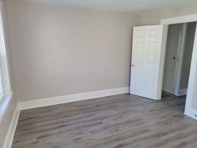 Building Photo - Spacious 4 bedroom House