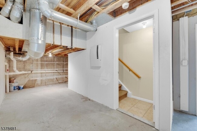 Building Photo - 18 Brock Ln