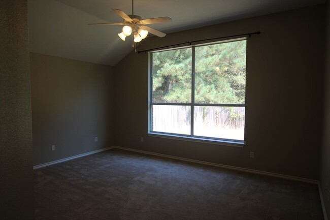 Building Photo - Available Now! Beautiful 3 bedroom 2 bathr...