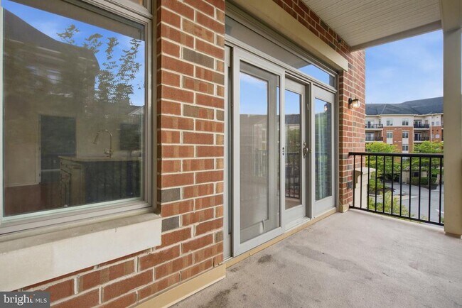 Building Photo - 301 Carson Terrace