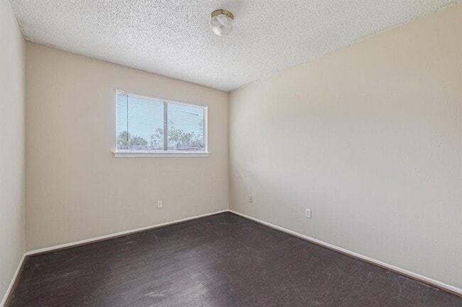 Building Photo - 4003 Stonebridge Dr