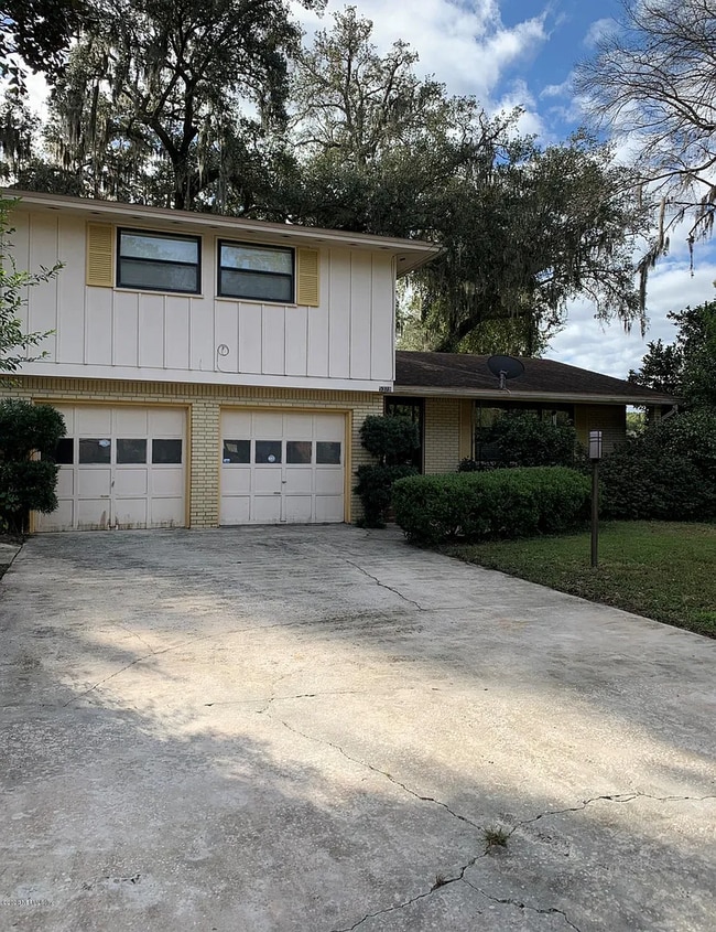 Building Photo - Spacious 4 Bed 2.5 Bath Home with 2-Car Garage & Fenced Yard in Jacksonville, FL