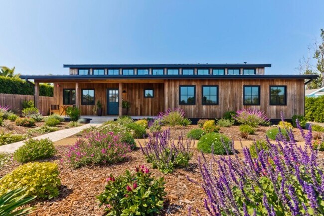 Building Photo - Modern Farmhouse with Pool