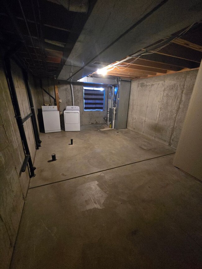 Building Photo - 2 Bedroom Townhouse with Unfinished Baseme...