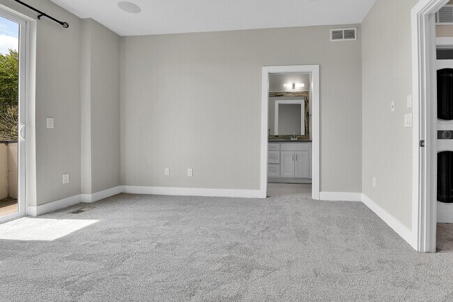 Building Photo - $2,850- 2 Bed/2.5-bathroom Townhome in Denver with Rooftop Deck!