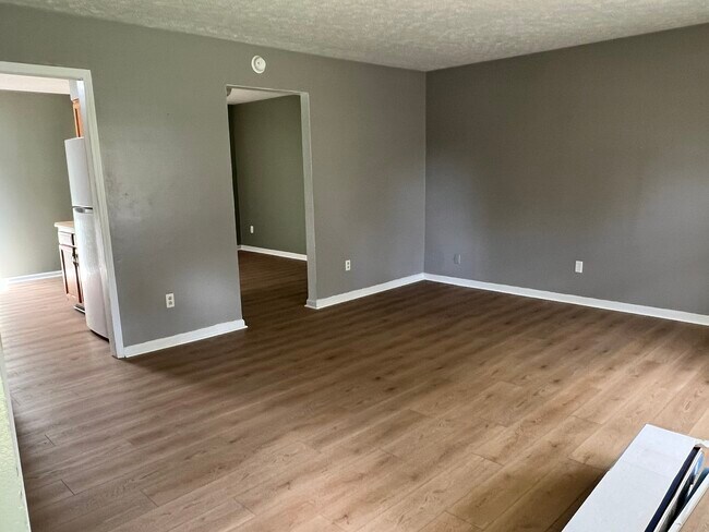 Building Photo - 203 Redbud Dr