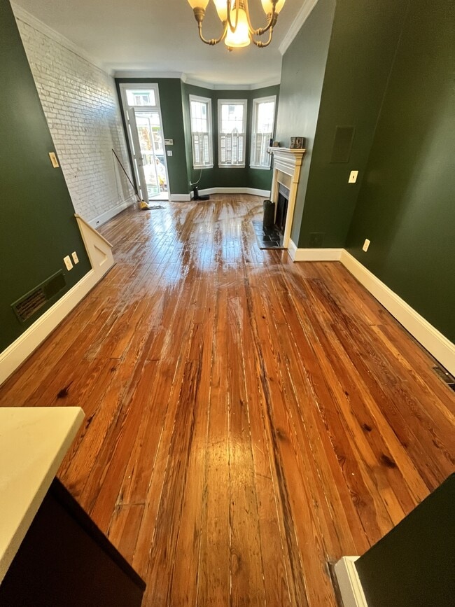 Building Photo - 807 W 10th St