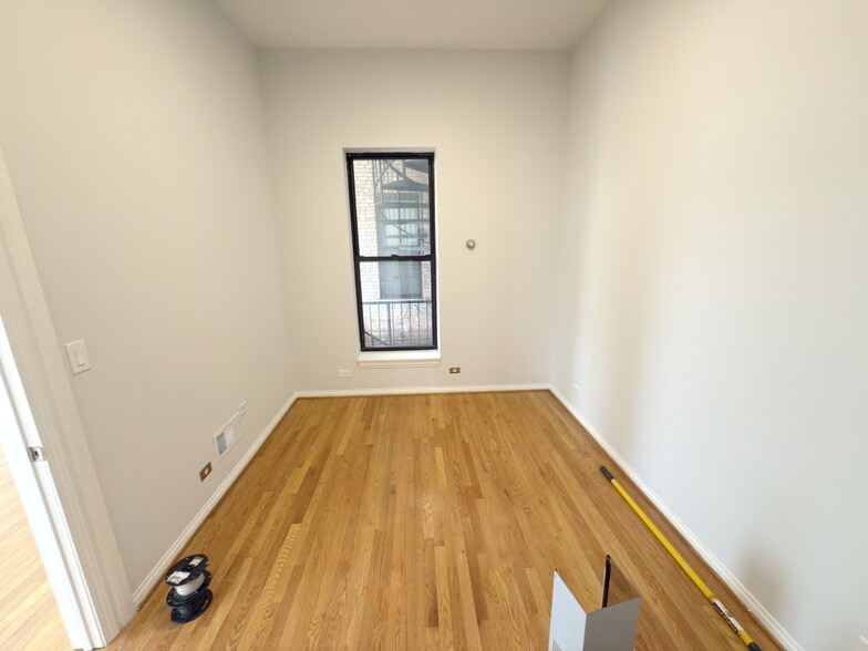 Building Photo - 646 N Damen Ave