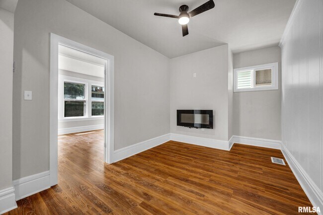 Building Photo - 1611 W Barker Ave