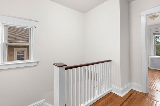 Building Photo - Single family home with hardwood floors th...