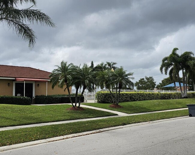 Building Photo - 9145 Beverly Ct