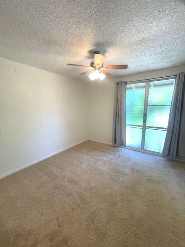 Building Photo - 4 bed/ 2 bath Townhome in Makakilo, Utilit...