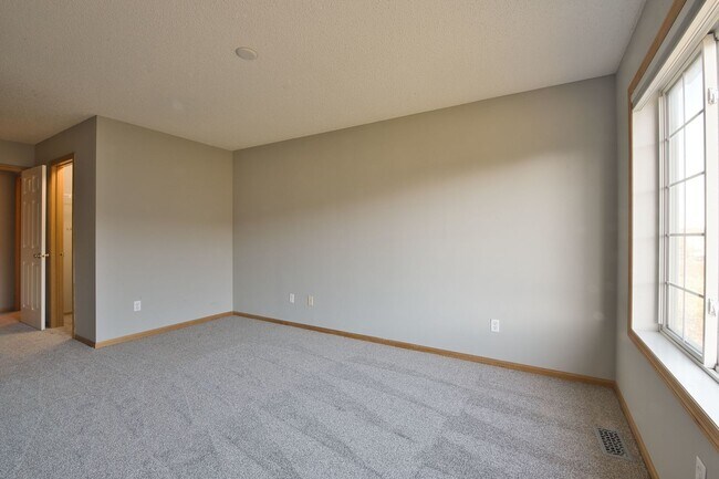 Building Photo - Like New 2 Bed/2 Bath Townhome With Amenit...